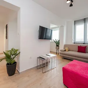 seven-apartman.hotelinzadar.com/